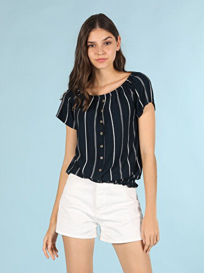 صورة من أزرق بحري للنساء تي شيرت بأكمام قصيرة