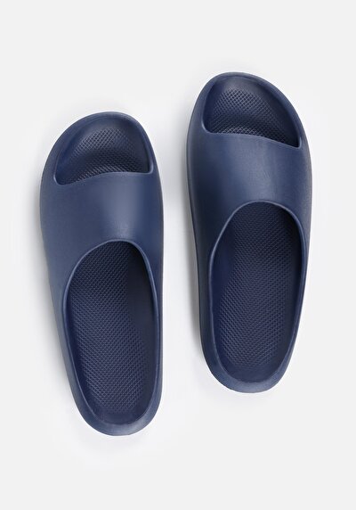 صورة من نعال سوداء للرجال