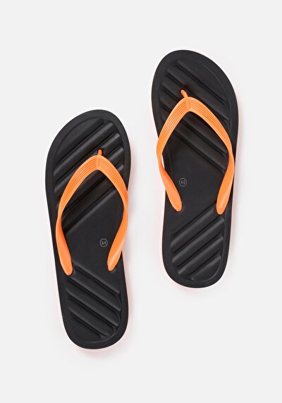 صورة من نعال سوداء للرجال