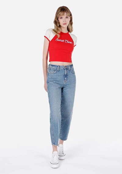 صورة من ضيق قصة رقبة مستديرة نسائي أحمر كم قصير تي شيرت