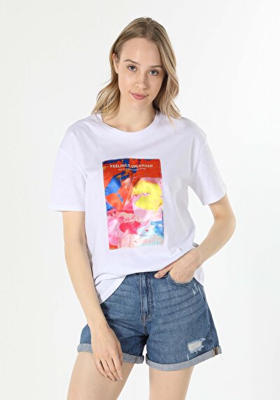 صورة من أبيض للنساء تي شيرت بأكمام قصيرة