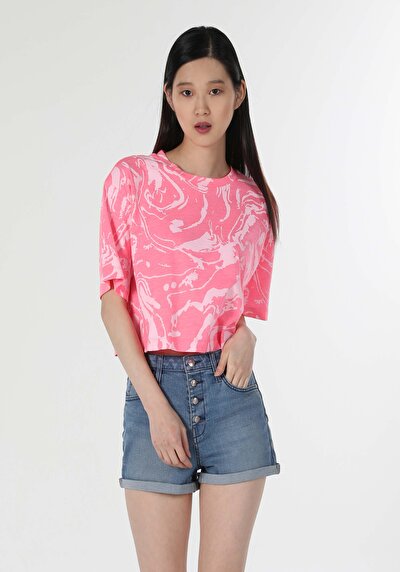 صورة من وردي للنساء تي شيرت بأكمام قصيرة