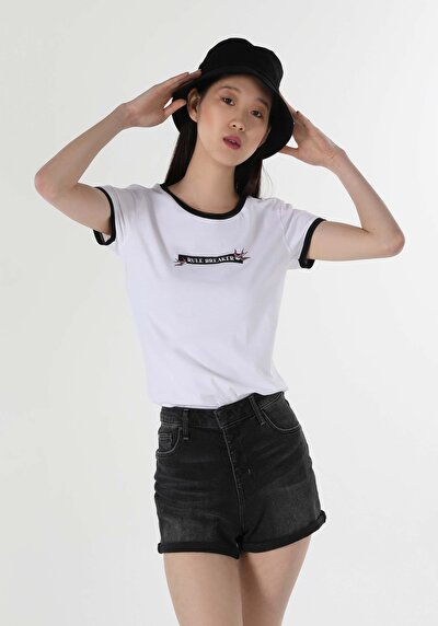 صورة من أبيض للنساء تي شيرت بأكمام قصيرة