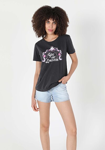 صورة من   رقبة مستديرة مطبوعة نسائية أنثراسايت قصيرة الأكمام تي شيرت