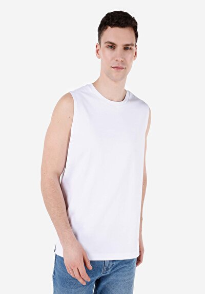 صورة من ملابس عادية للرجال بلوزة بيضاء