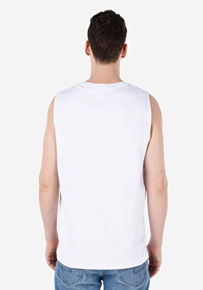 صورة من ملابس عادية للرجال بلوزة بيضاء