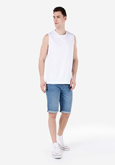 صورة من ملابس عادية للرجال بلوزة بيضاء