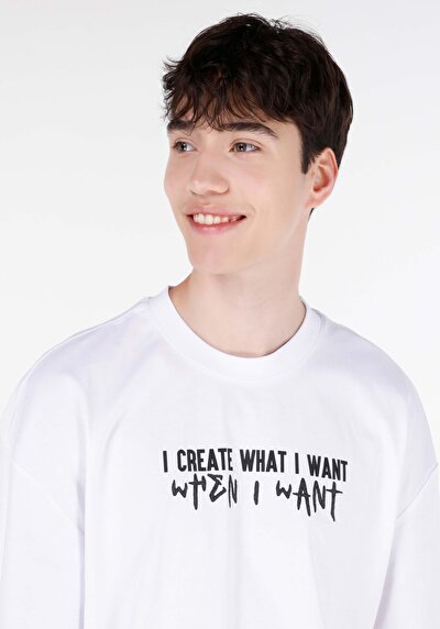 صورة من كبير الحجم رقبة مستديرة مستقيم تي شيرت أبيض بأكمام قصيرة للرجال