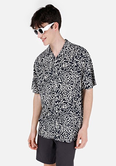 صورة من قميص عادي رقبة مطبوع رجالي أزرق كحلي كم قصير قميص