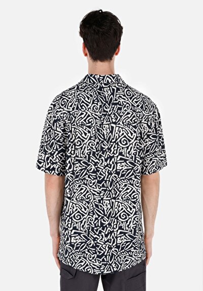 صورة من قميص عادي رقبة مطبوع رجالي أزرق كحلي كم قصير قميص