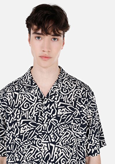 صورة من قميص عادي رقبة مطبوع رجالي أزرق كحلي كم قصير قميص