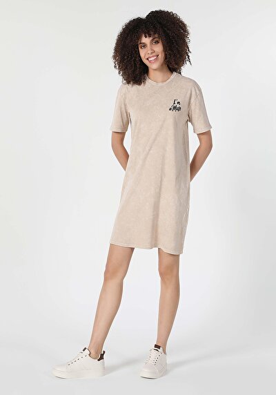 صورة من   فستان نسائي بيج بأكمام قصيرة مطبوعة