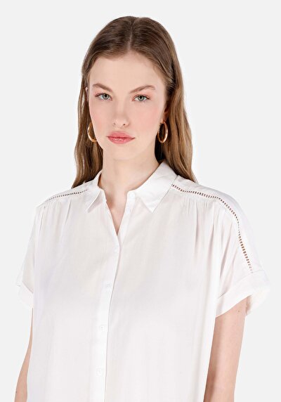 صورة من قميص عادي رقبة نسائي أبيض كم قصير قميص