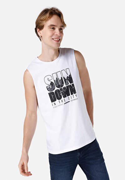 صورة من ملابس عادية للرجال بلوزة بيضاء