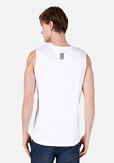 صورة من ملابس عادية للرجال بلوزة بيضاء