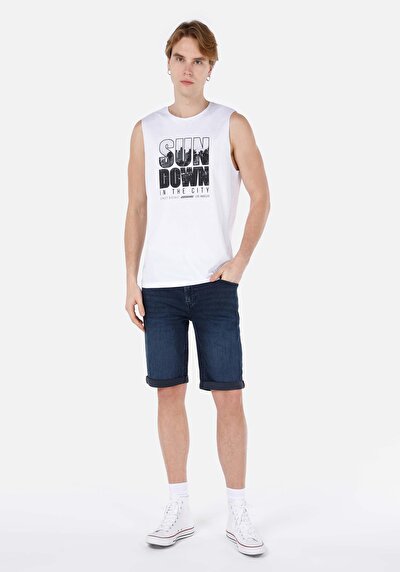 صورة من ملابس عادية للرجال بلوزة بيضاء