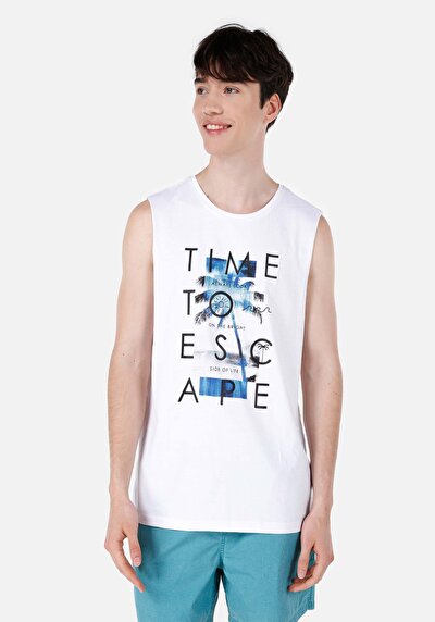 صورة من ملابس عادية للرجال بلوزة بيضاء