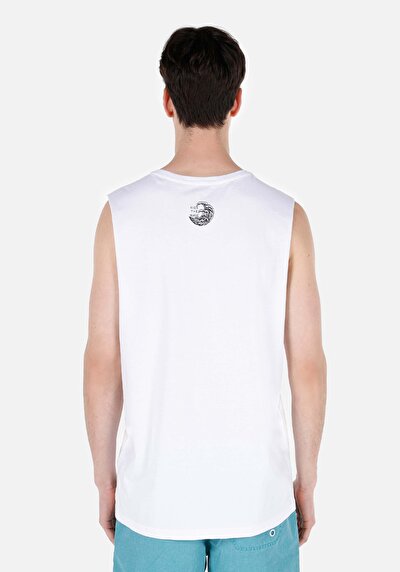 صورة من ملابس عادية للرجال بلوزة بيضاء