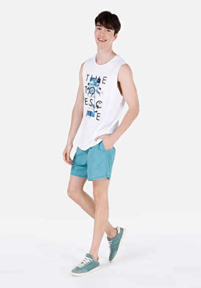 صورة من ملابس عادية للرجال بلوزة بيضاء