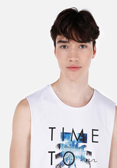 صورة من ملابس عادية للرجال بلوزة بيضاء