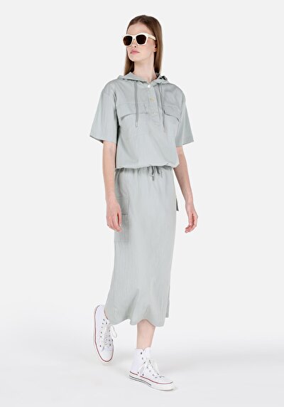 صورة من ميدي تنورة خضراء نسائية