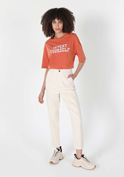 صورة من بني للنساء تي شيرت بأكمام قصيرة