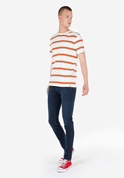 صورة من رقبة مستديرة مخطط للرجال أبيض بأكمام قصيرة تي شيرت