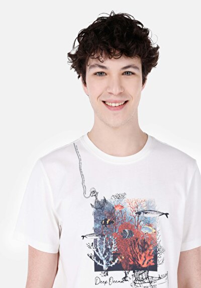 صورة من رقبة مستديرة مستقيم تي شيرت أبيض بأكمام قصيرة للرجال