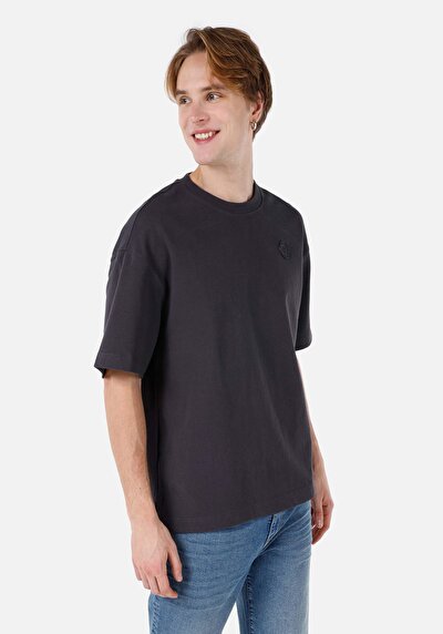 صورة من تي شيرت أنثراسايت بأكمام قصيرة للرجال أنثراسايت