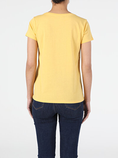 صورة من أصفر للنساء تي شيرت بأكمام قصيرة