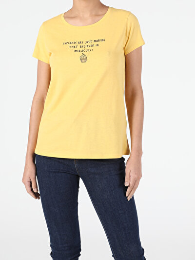 اعرض التفاصيل لـ أصفر للنساء تي شيرت بأكمام قصيرة