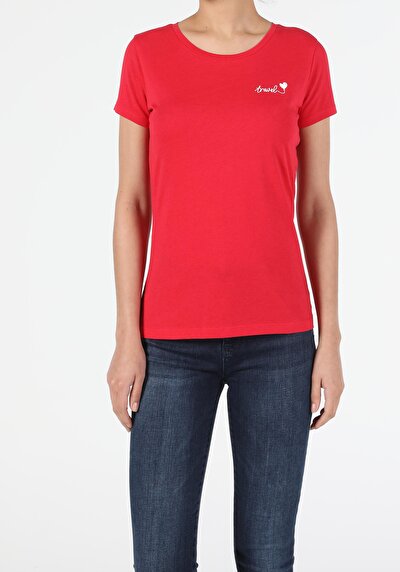 صورة من أحمر للنساء تي شيرت بأكمام قصيرة