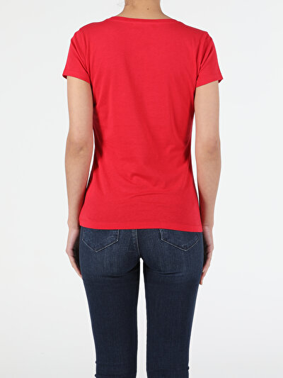 صورة من أحمر للنساء تي شيرت بأكمام قصيرة