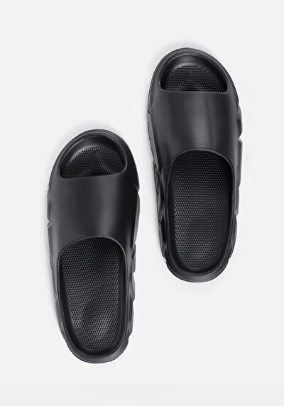 صورة من نعال سوداء للرجال