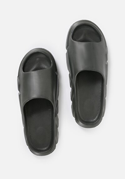 صورة من نعال خضراء رجالية