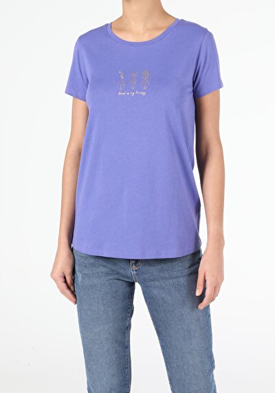 صورة من أرجواني للنساء تي شيرت بأكمام قصيرة