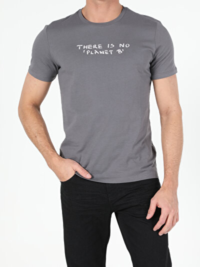 صورة من أنتراسيت للرجال تي شيرت بأكمام قصيرة