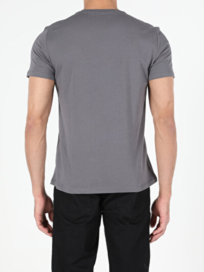 صورة من أنتراسيت للرجال تي شيرت بأكمام قصيرة