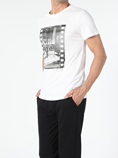 صورة من أبيض للرجال تي شيرت بأكمام قصيرة