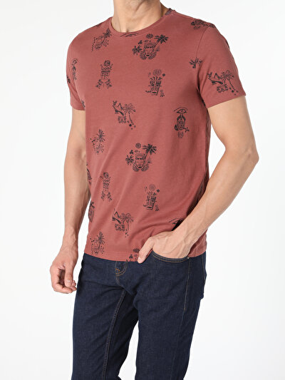 صورة من بني للرجال تي شيرت بأكمام قصيرة