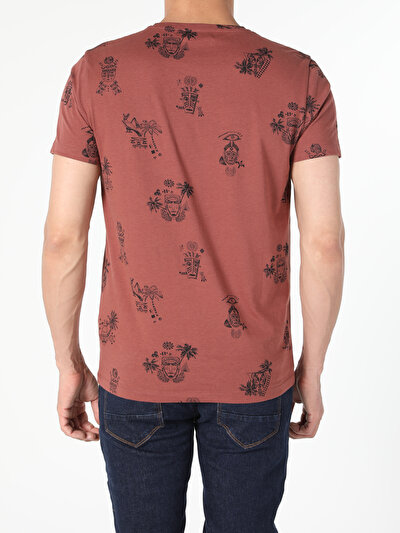 صورة من بني للرجال تي شيرت بأكمام قصيرة