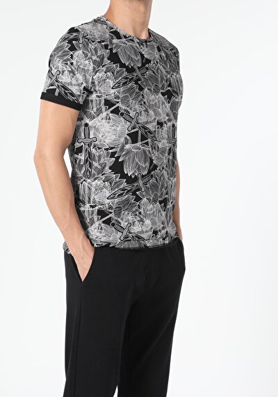 صورة من أسود للرجال تي شيرت بأكمام قصيرة