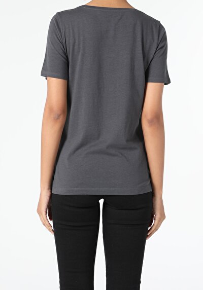 صورة من أنتراسيت للنساء تي شيرت بأكمام قصيرة