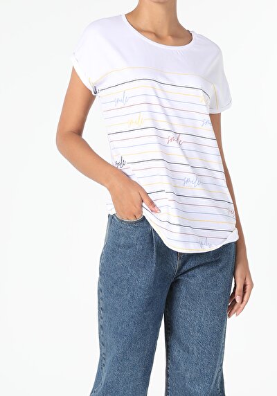 صورة من أبيض للنساء تي شيرت بأكمام قصيرة