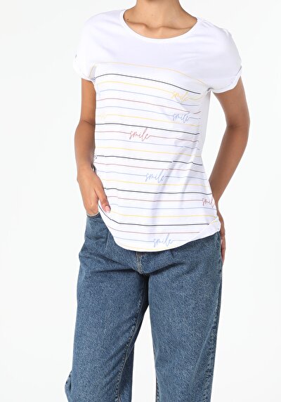 صورة من أبيض للنساء تي شيرت بأكمام قصيرة