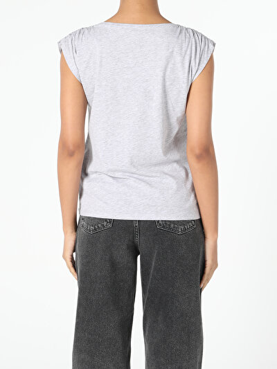 صورة من رمادي للنساء تي شيرت بأكمام قصيرة