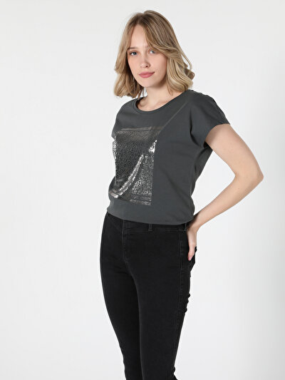 صورة من أنتراسيت للنساء تي شيرت بأكمام قصيرة