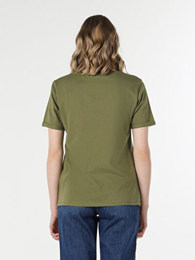 صورة من كاكي للنساء تي شيرت بأكمام قصيرة