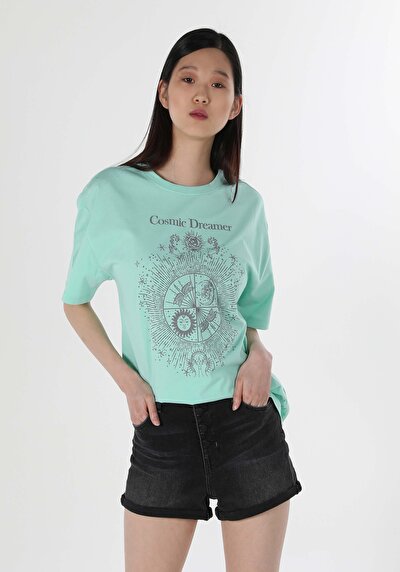 صورة من أخضر للنساء تي شيرت بأكمام قصيرة