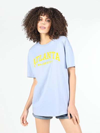 صورة من أزرق للنساء تي شيرت بأكمام قصيرة